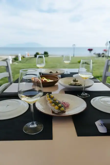 Παρέα σε τραπέζι δίπλα στη θάλασσα